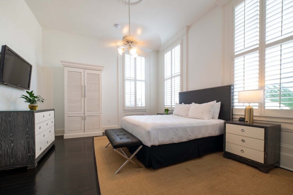 CLASSIC, QUEEN BED