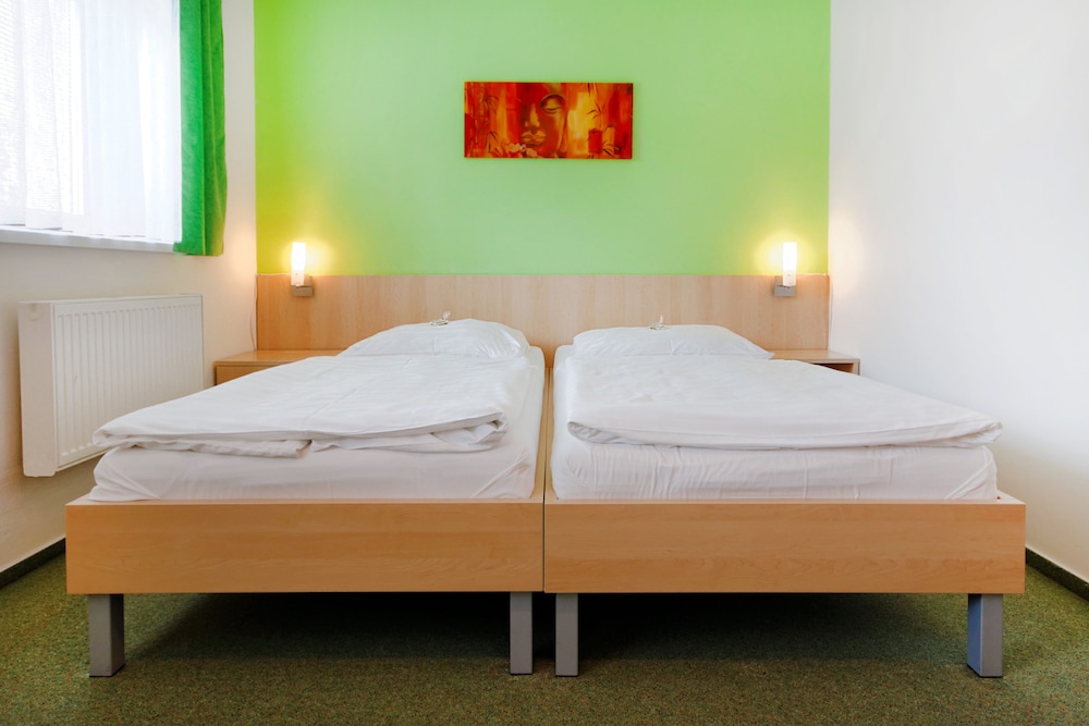ROOM, DOUBLE BED