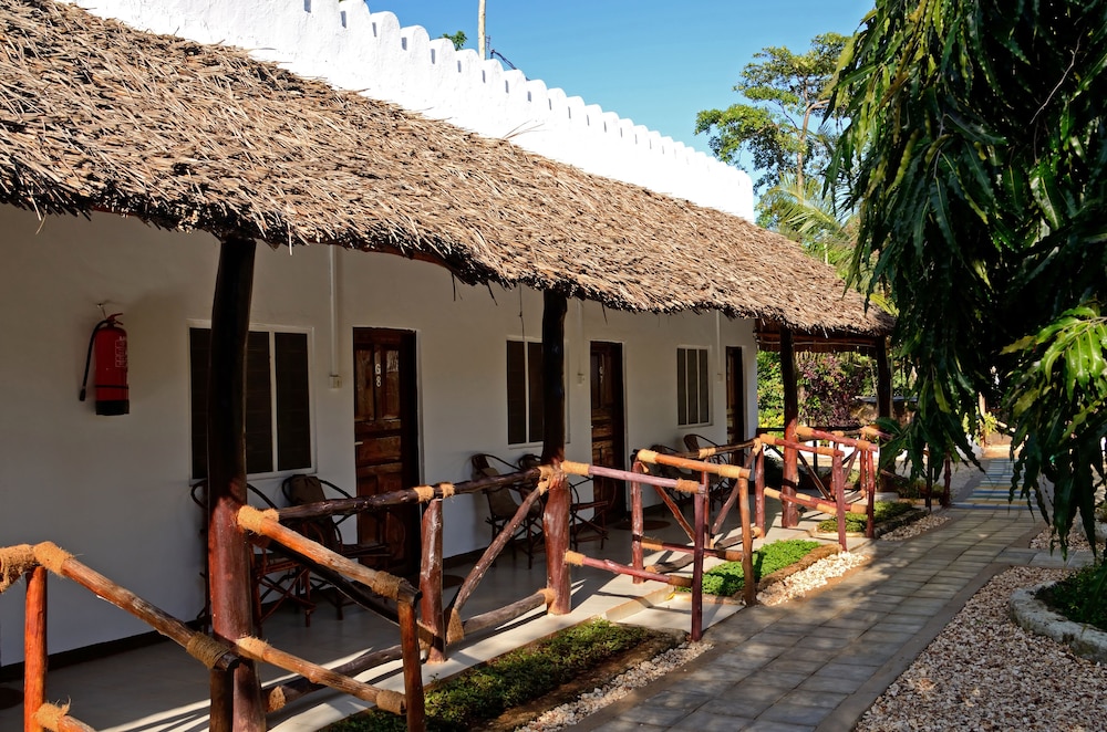 Amaan Beach Bungalows 4/38