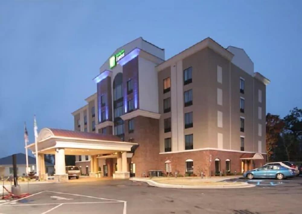 Holiday Inn Express & Suites Hope Mills Fayetteville Airport 36/37