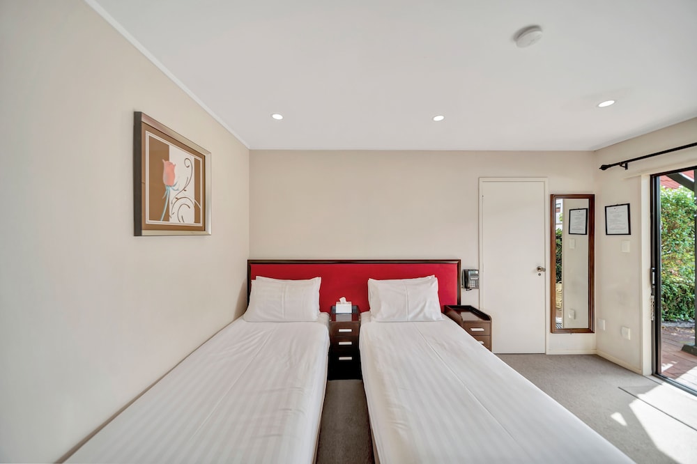 TUDOR COURT MOTOR LODGE 23/70