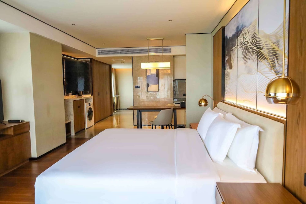 ROOM, KING BED
