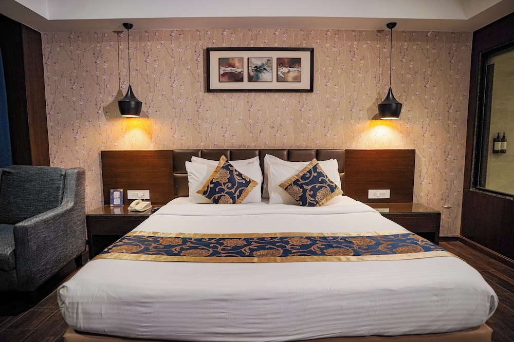 Hotel Saffron Crest 13/40