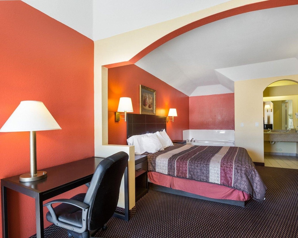 Rodeway Inn & Suites Humble IAH 14/34