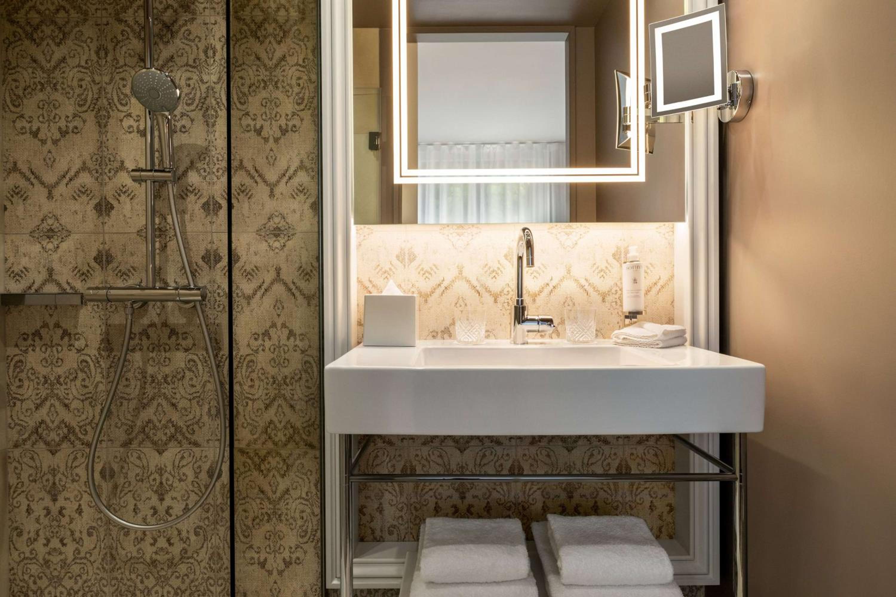 Spa, Classic, Queen Bed، Dolce by Wyndham Versailles - Domaine du Montcel 7/7