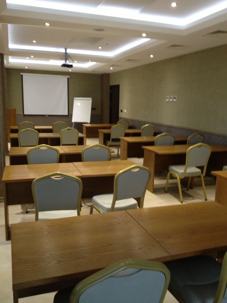 Edis Premier Hotel 29/37