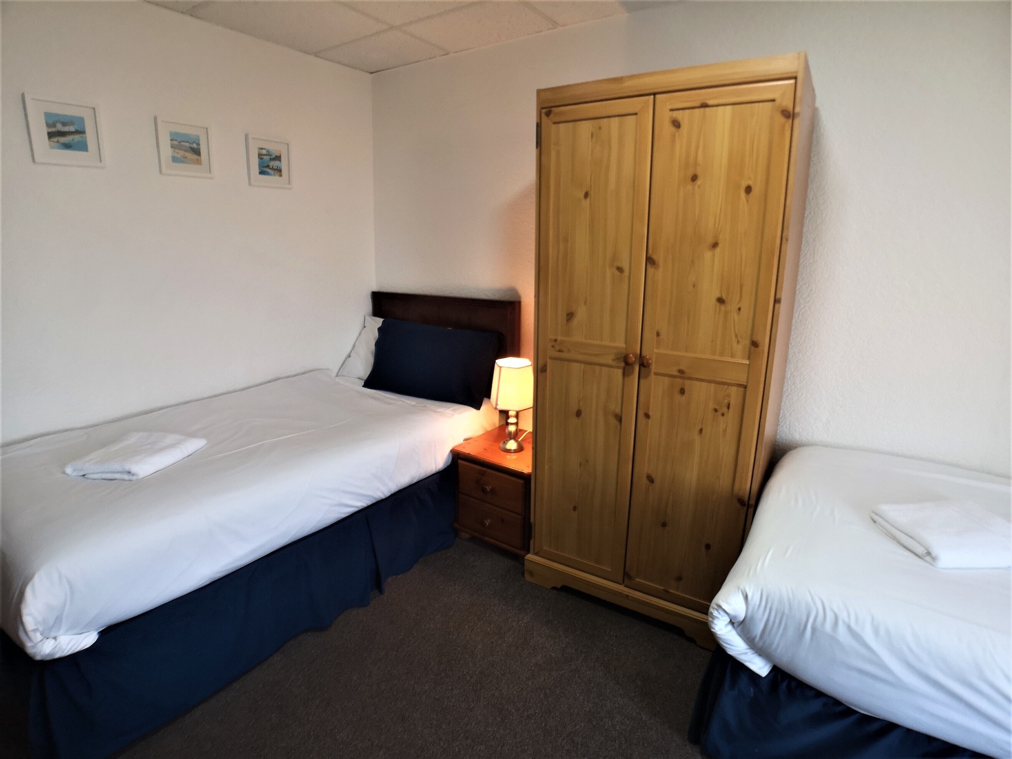 ROOM, TWIN BEDS