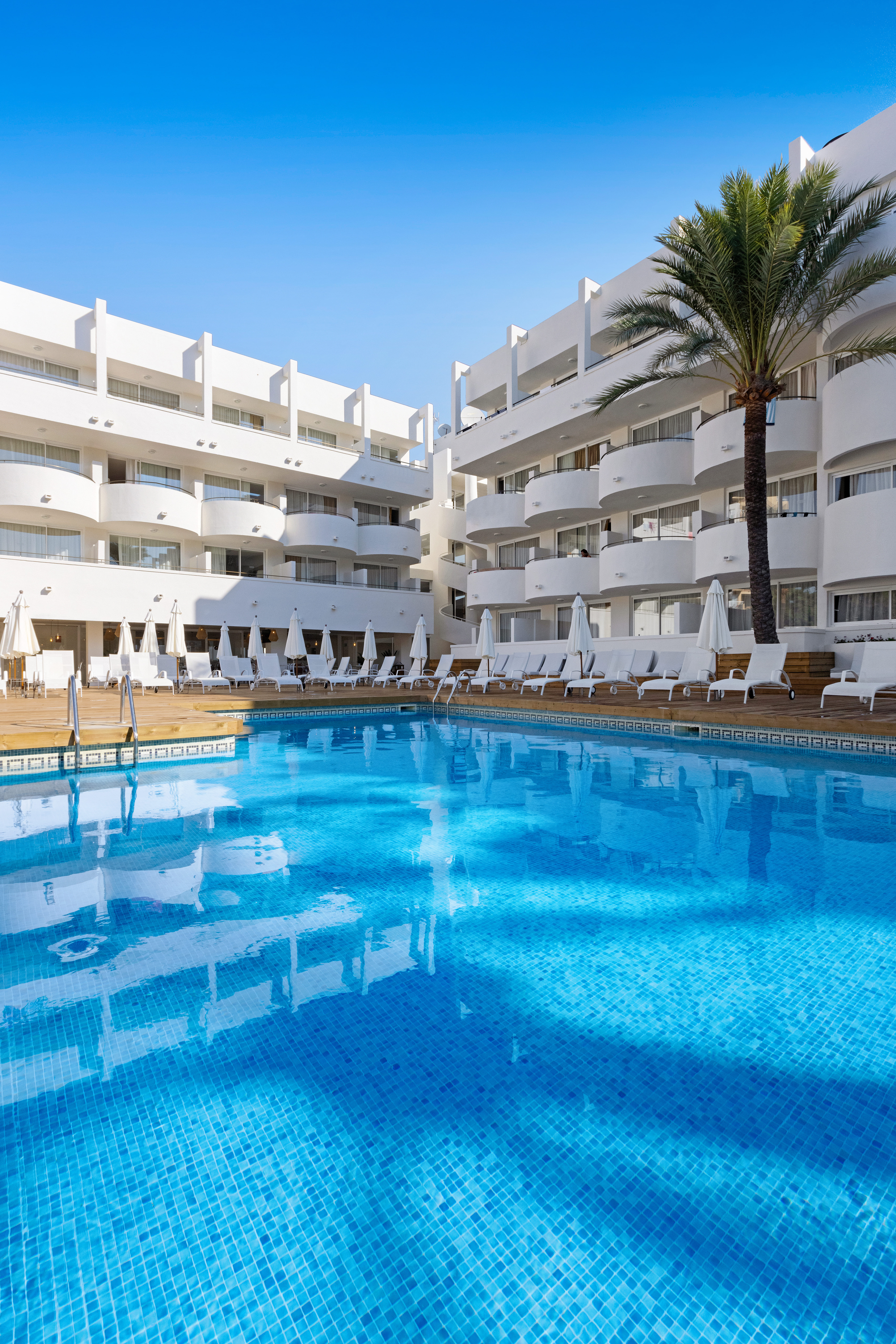 Palmanova Beach Apartments by TRH 59/62