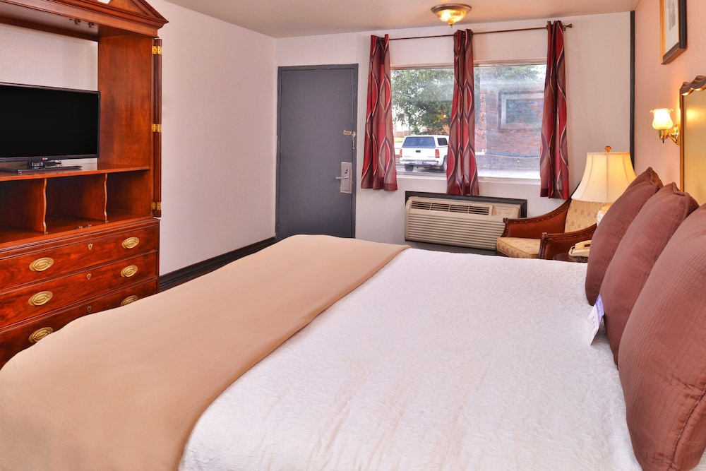 Castle Inn & Suites By OYO Chickasha 23/66