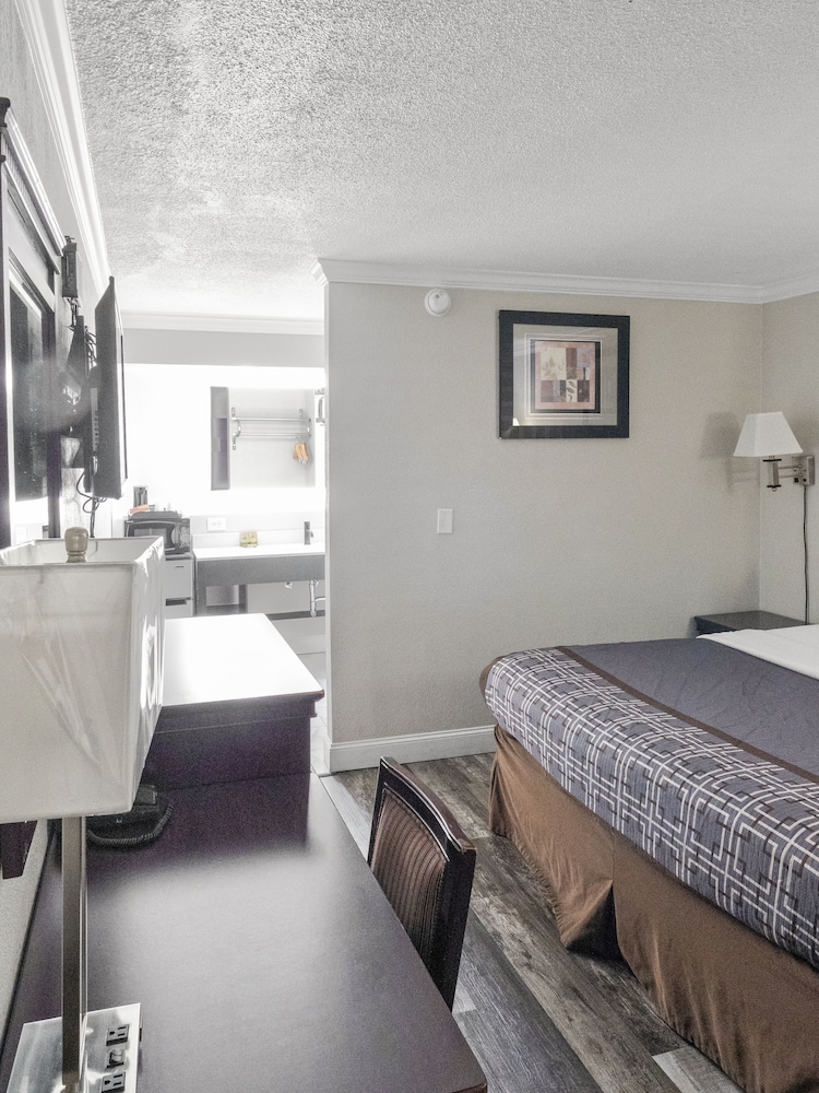 Dream Inn Fresno 25/50