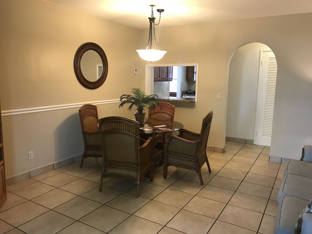Casitas Coral Ridge formerly Estoril Paradise Inn 40/50