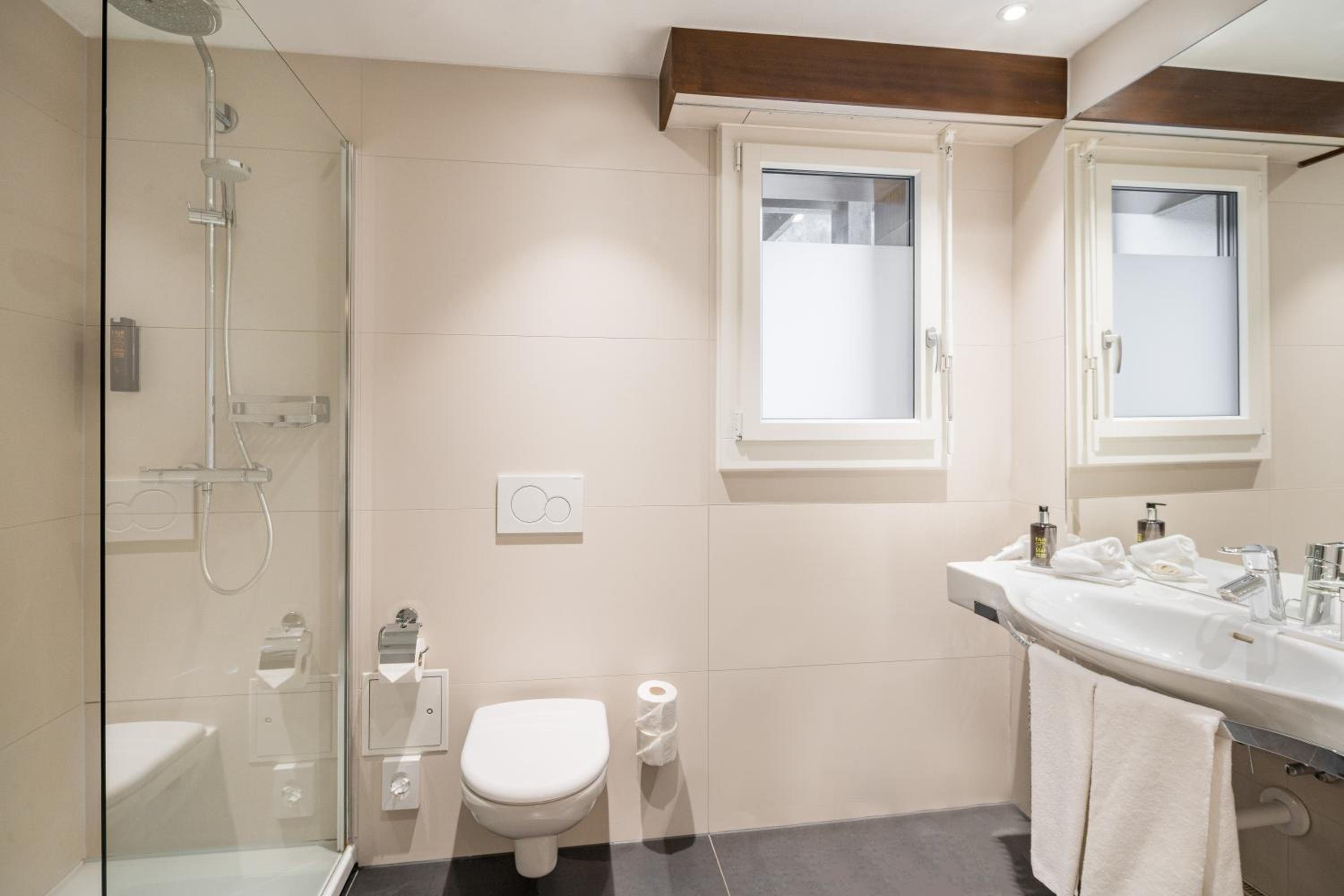 Room, Double Bed, Street View، Seehotel Pilatus 3/3