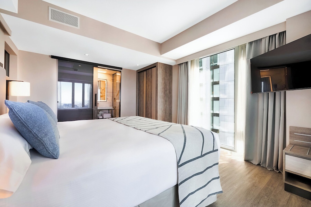 Senior, Deluxe, Suite, King Bed, Sofa