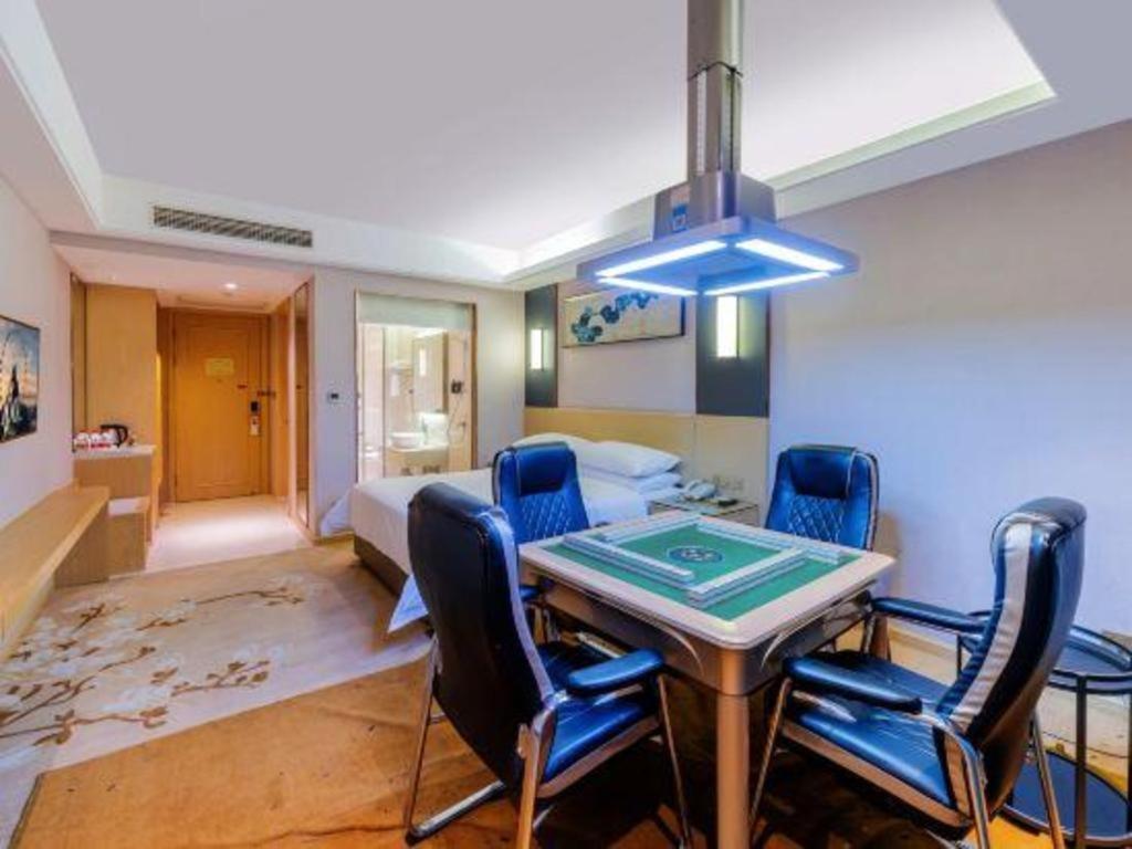 Vienna Hotel (Zhongshan Xiaolan High Speed Railway Station) 49/59