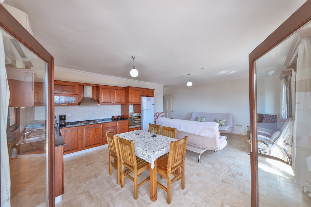 Nirvana Apartments 3/60