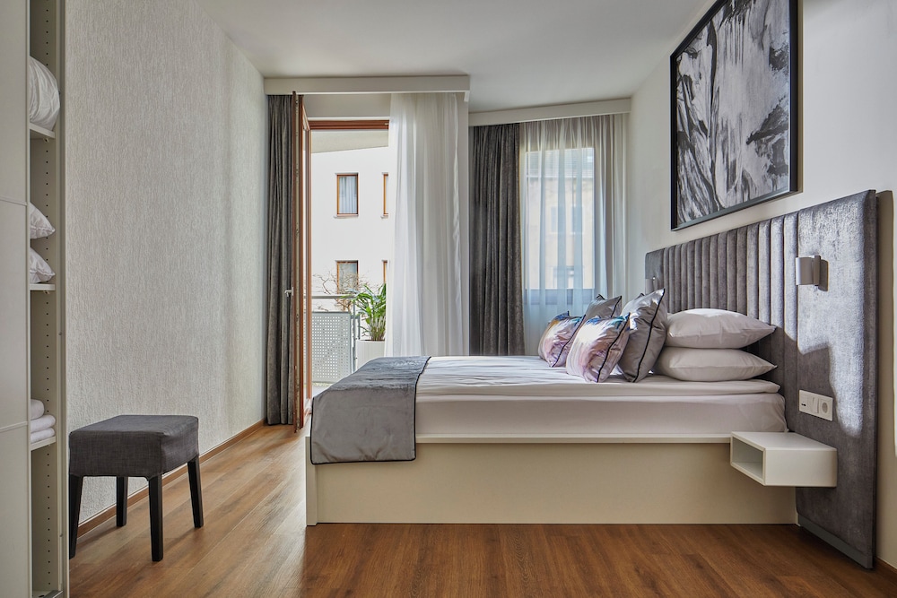 3 BEDROOMS, DELUXE, 2 BATHROOMS