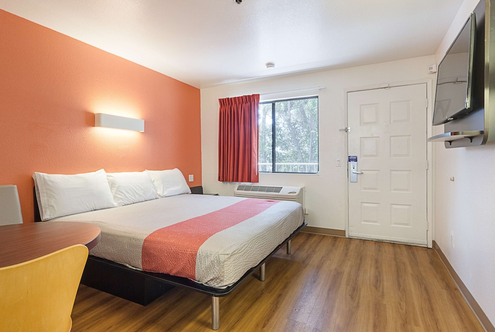 DELUXE, KING BED, SMOKING