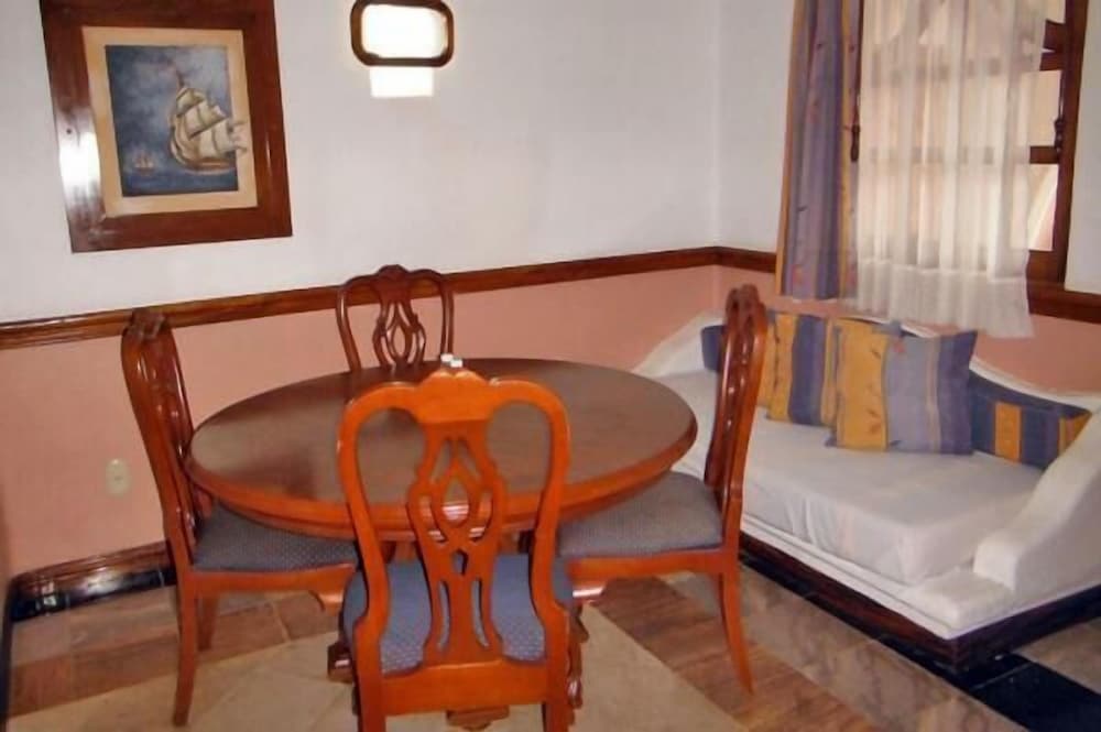 Canadian Resorts Huatulco 18/30