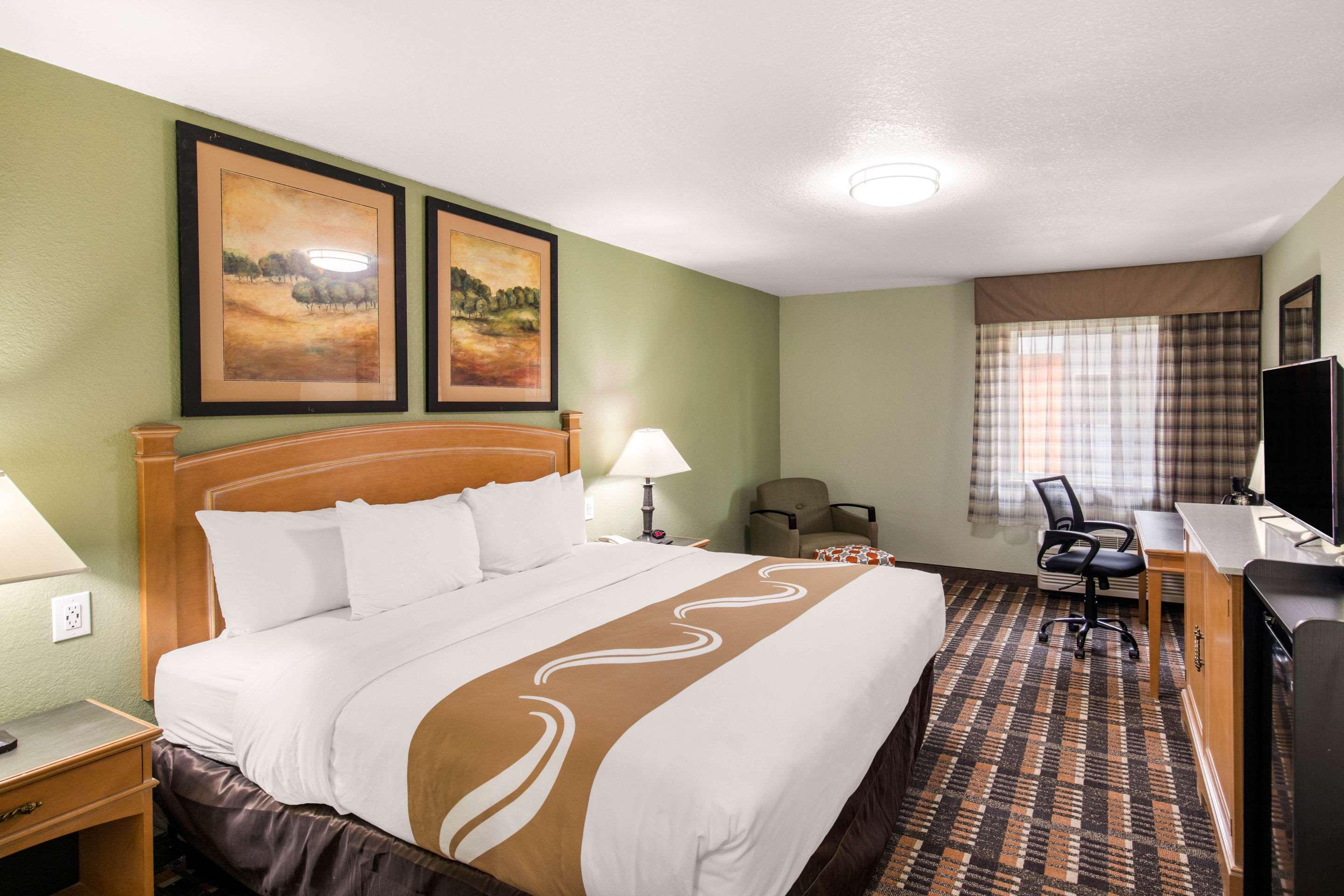 غرفة بسرير كينج، QUALITY INN AND SUITES PLANO EAST RICHARDSON 2/8