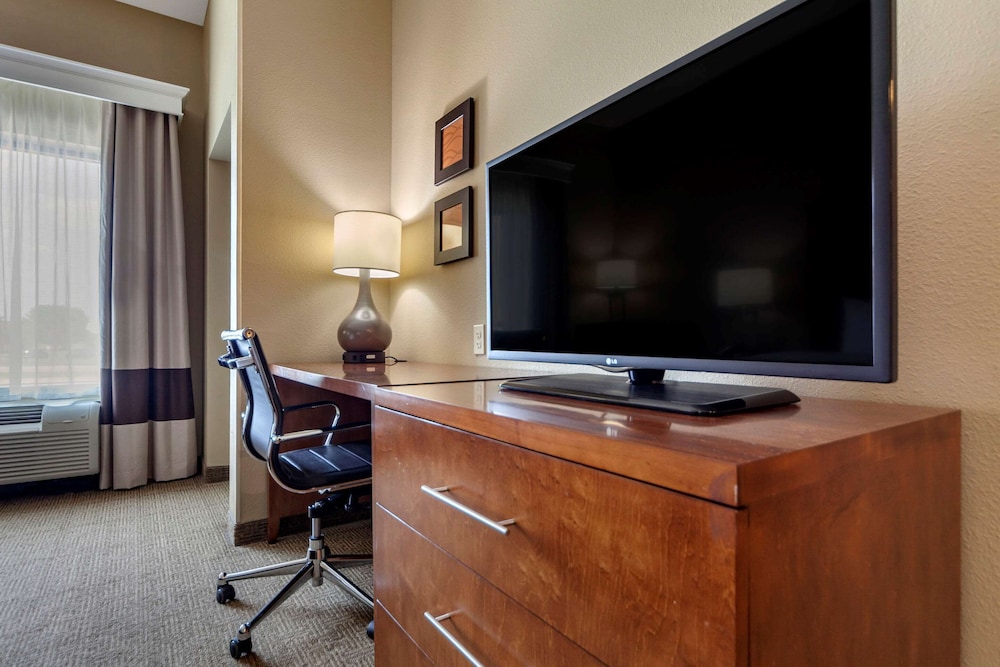 Comfort Inn and Suites Avera Southwest Sioux Falls SD 35/37