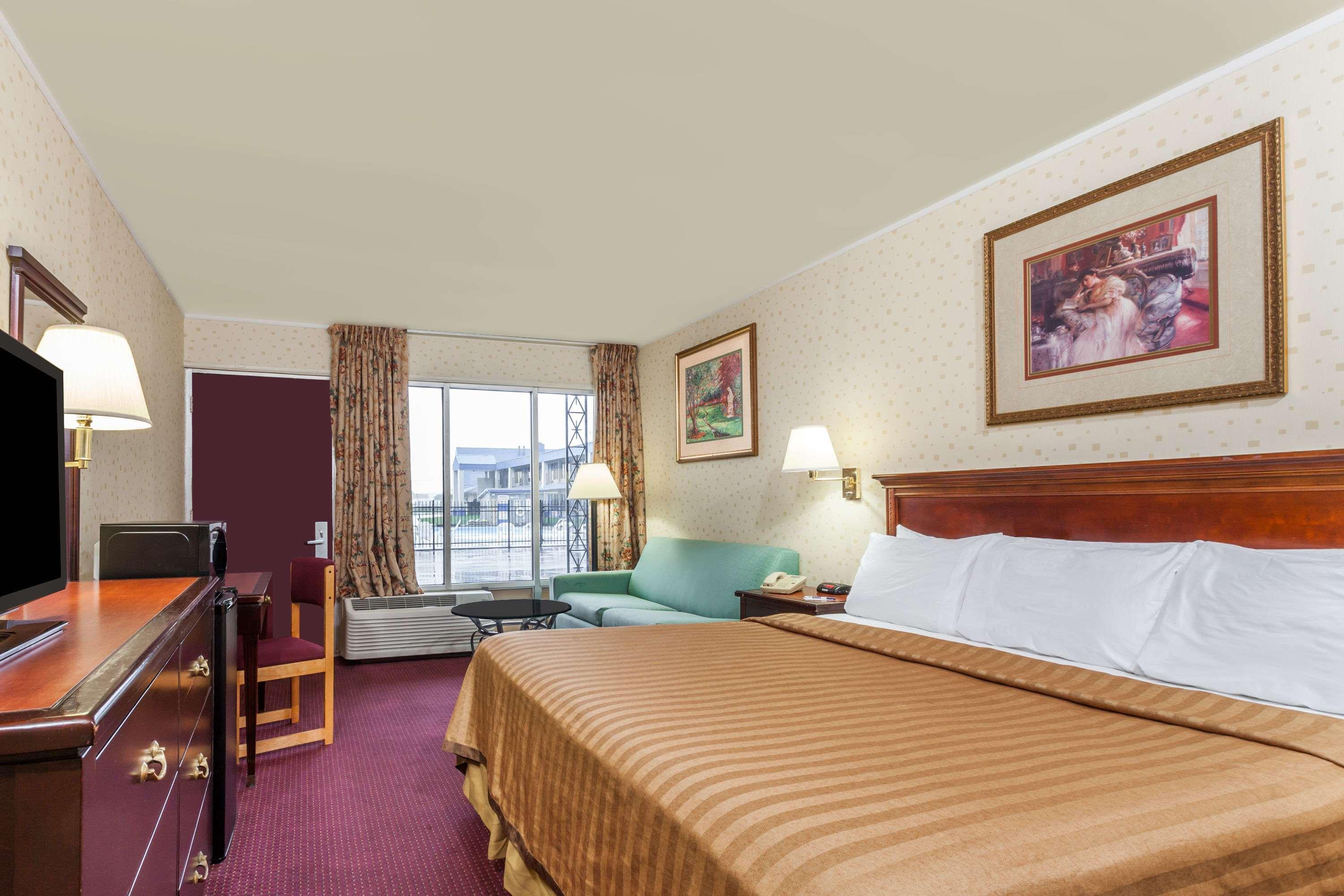 Travelodge by Wyndham Seymour 8/30