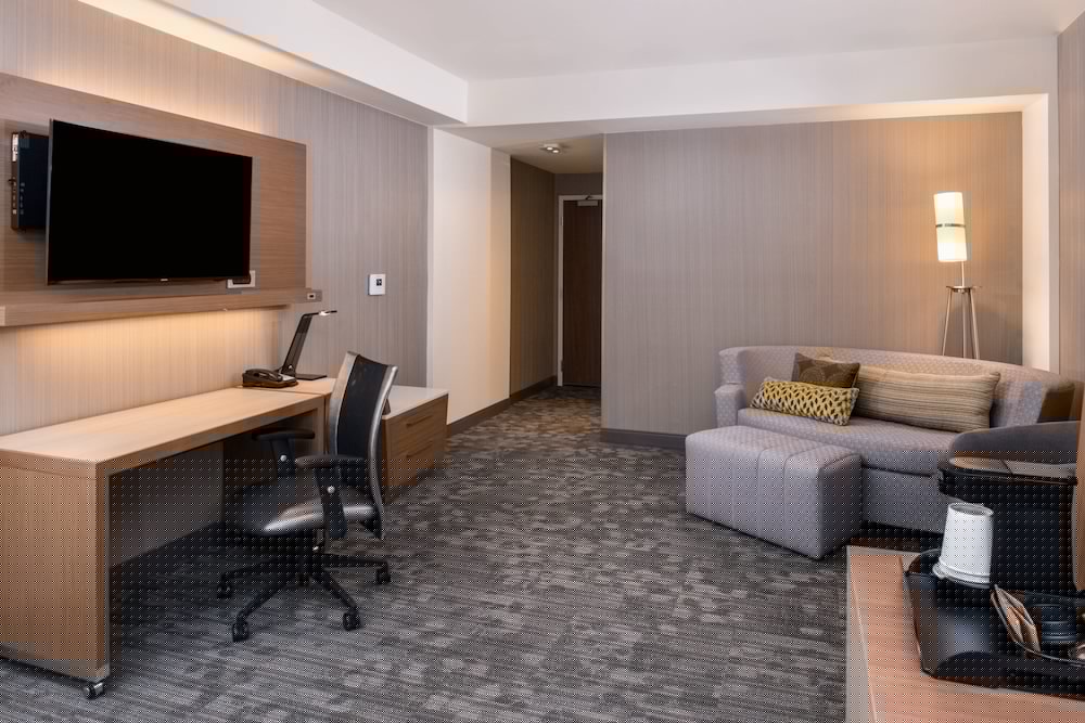 Courtyard By Marriott Detroit Farmington 33/47