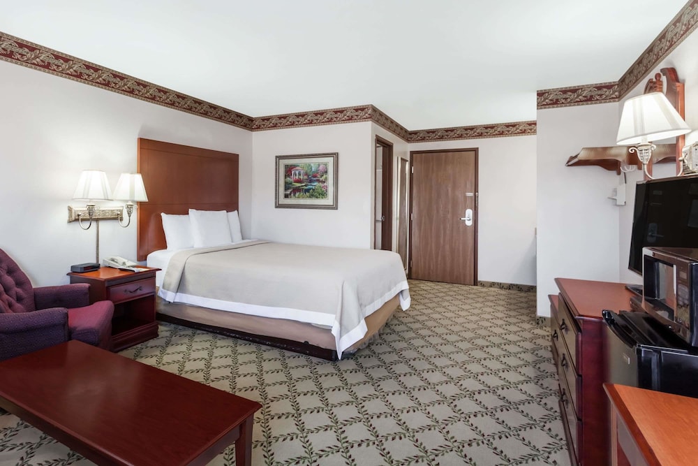 Suite, Queen Bed, Days Inn By Wyndham Dyersburg 2/2