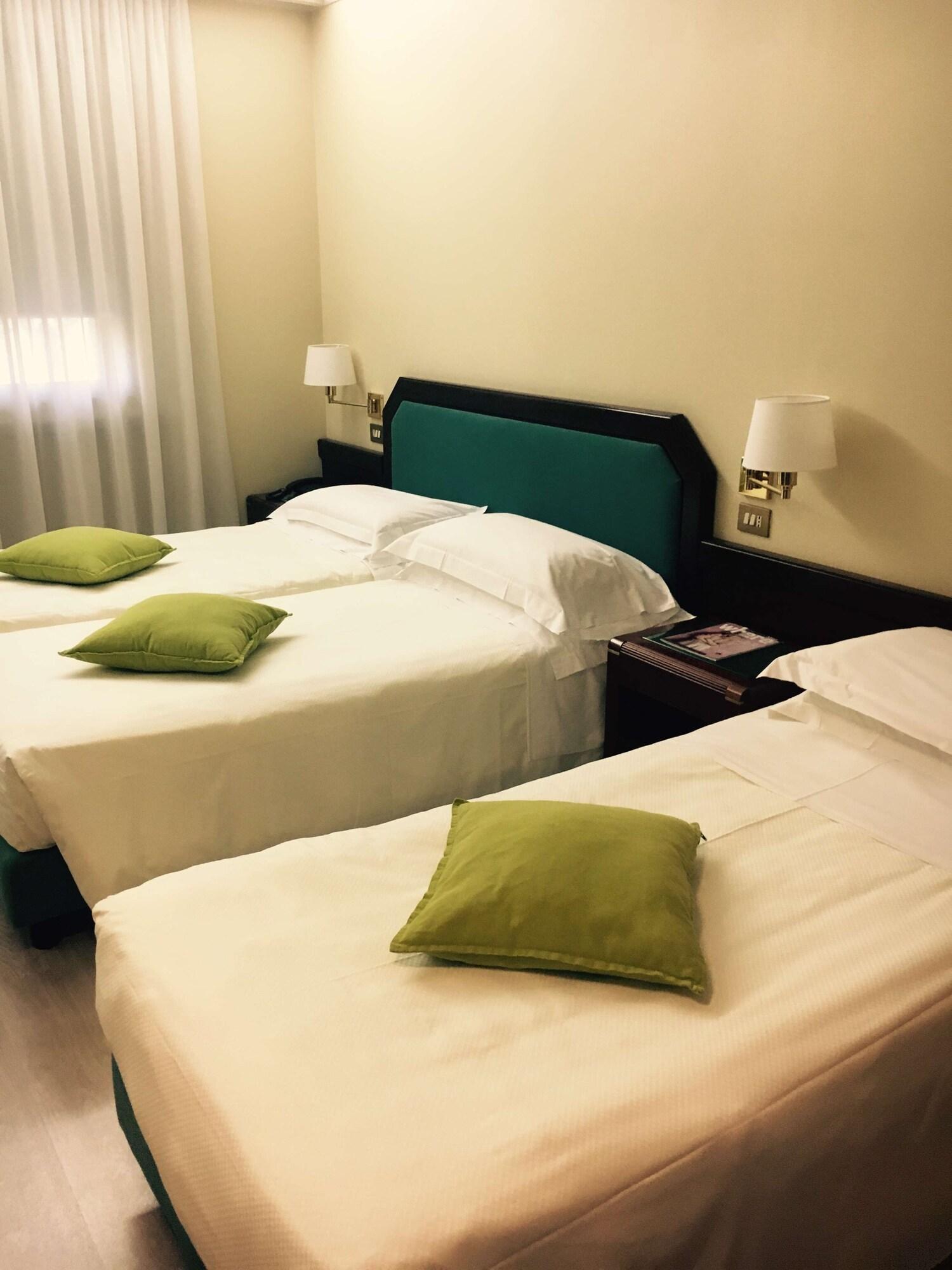 Standard, Multiple Beds 2/6