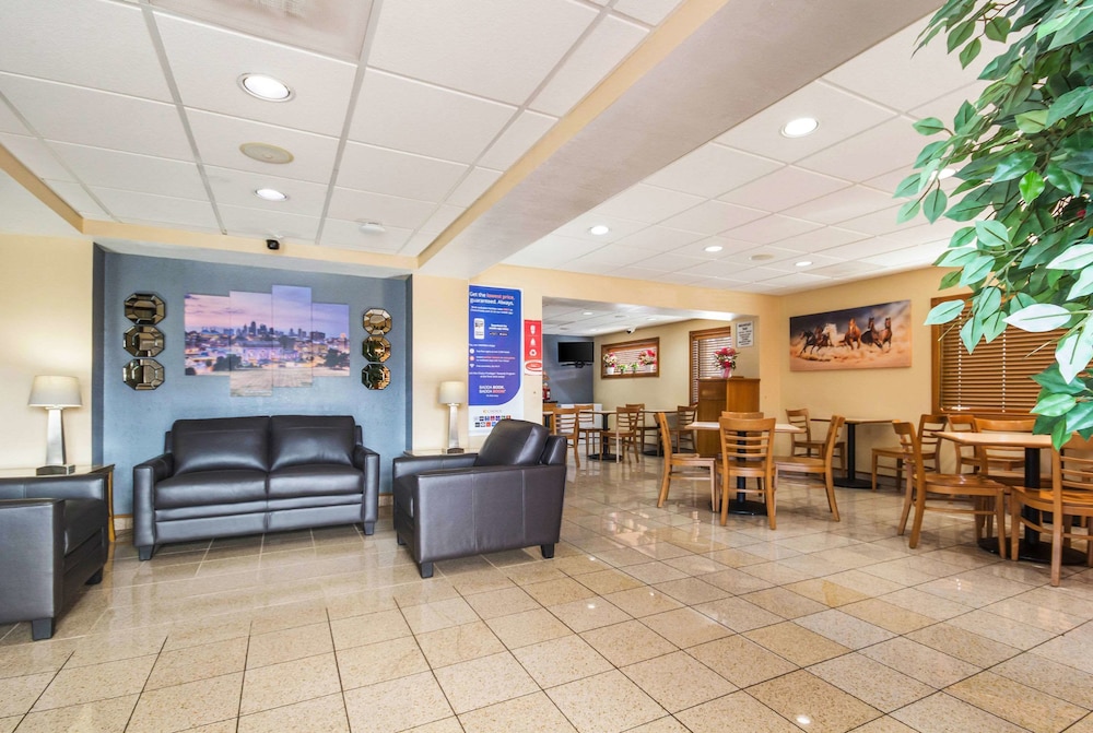 Econo Lodge Inn and Suites I-35 at Shawnee Mission 26/32