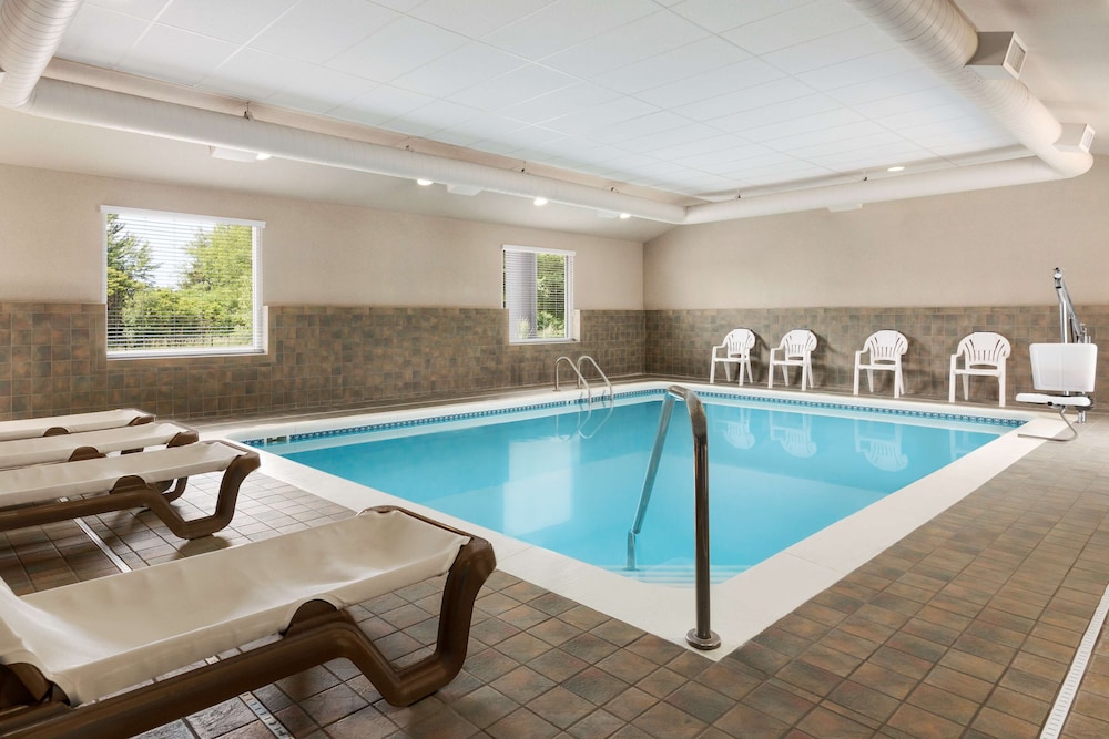 Country Inn & Suites by Radisson Holland, MI 18/42