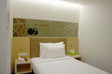 Standard, Queen Bed
