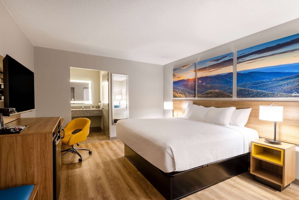 غرفة قياسية بسرير كينج، Days Inn by Wyndham Mooresville Lake Norman 2/4