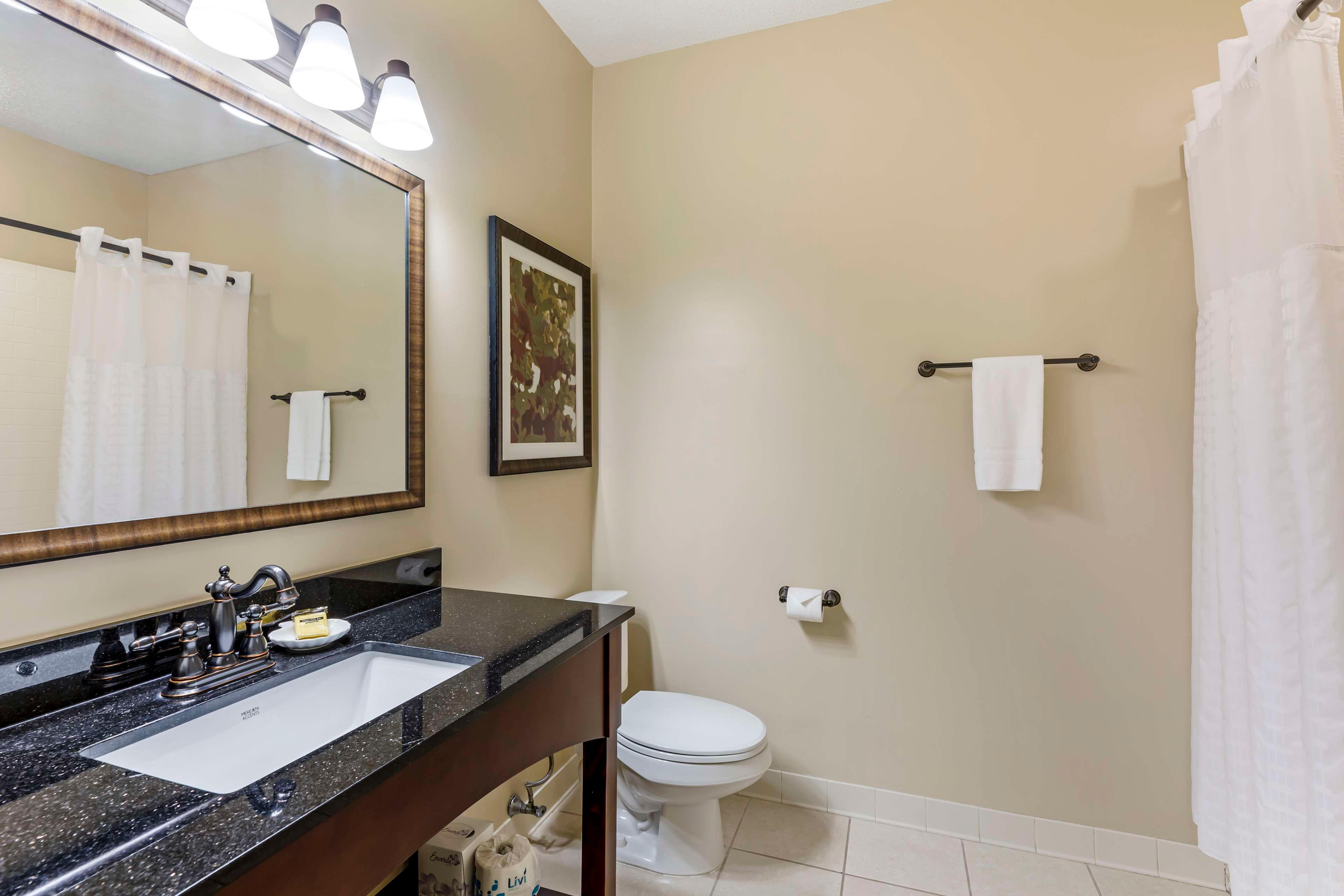 Room, 2 Queen Beds, Bath and Shower, Pet Friendly، Best Western Plus Dutch Haus Inn And Suites 3/3
