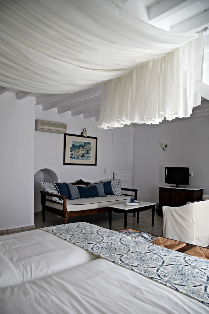 Pelican Bay Art Hotel 24/63