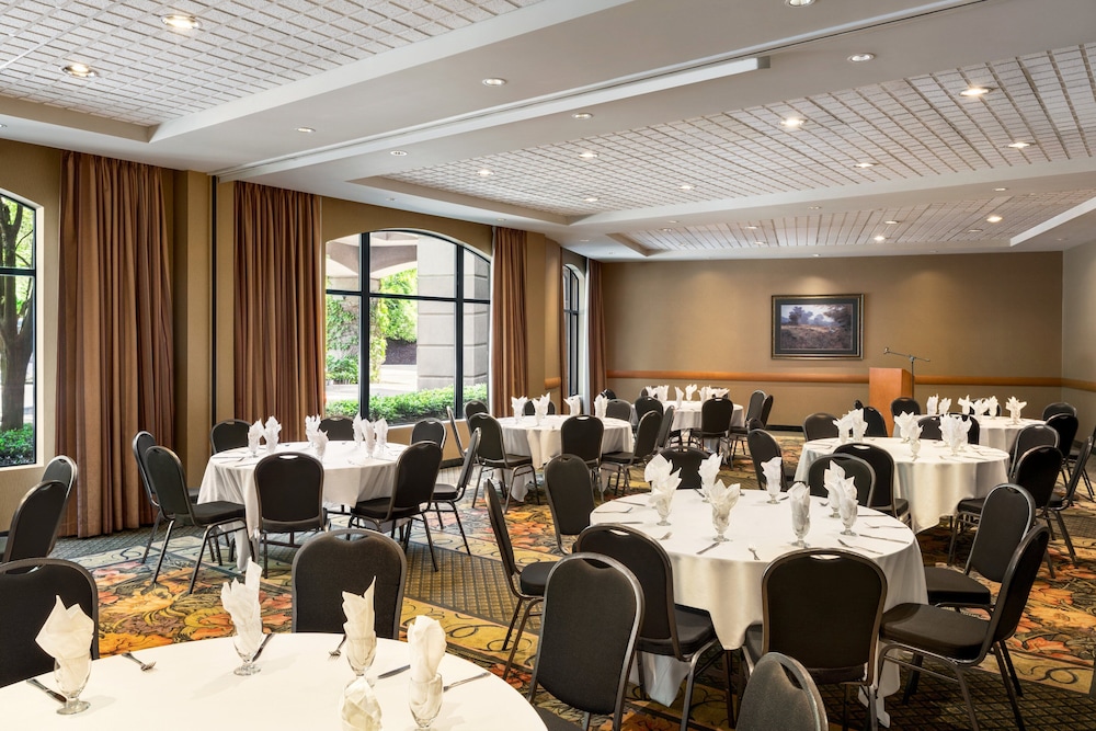 DoubleTree by Hilton North Vancouver 57/67