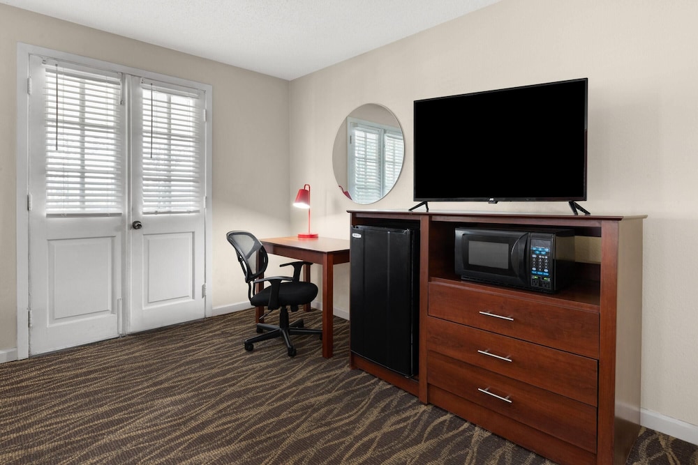 Super 8 by Wyndham New Orleans 37/43
