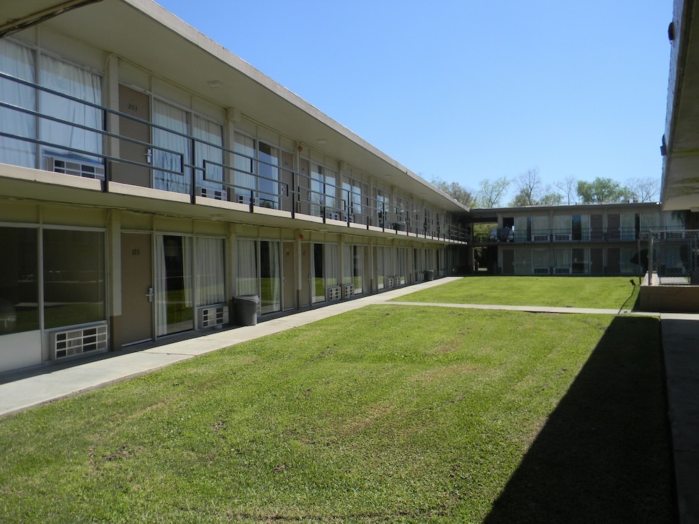 Sunrise Inn 33/37