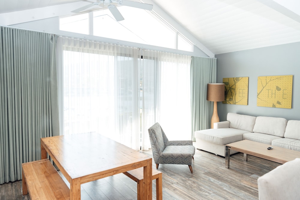 Lakehouse Hotel and Resort 72/100