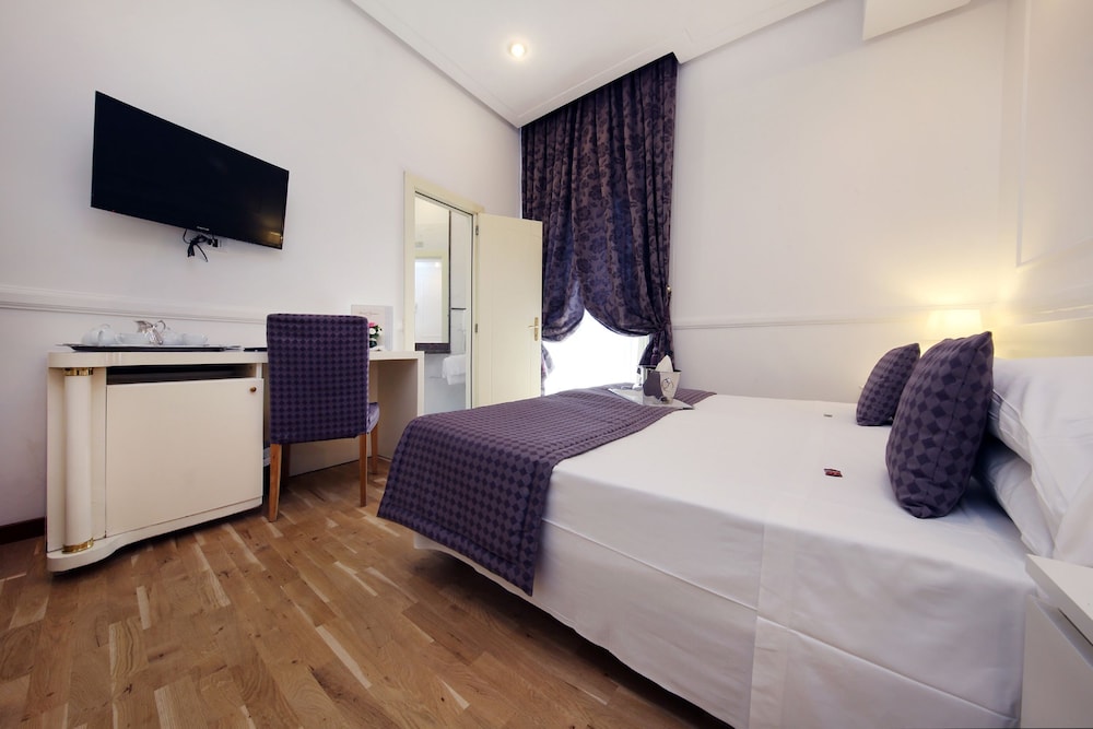 ROOM, TRIPLE