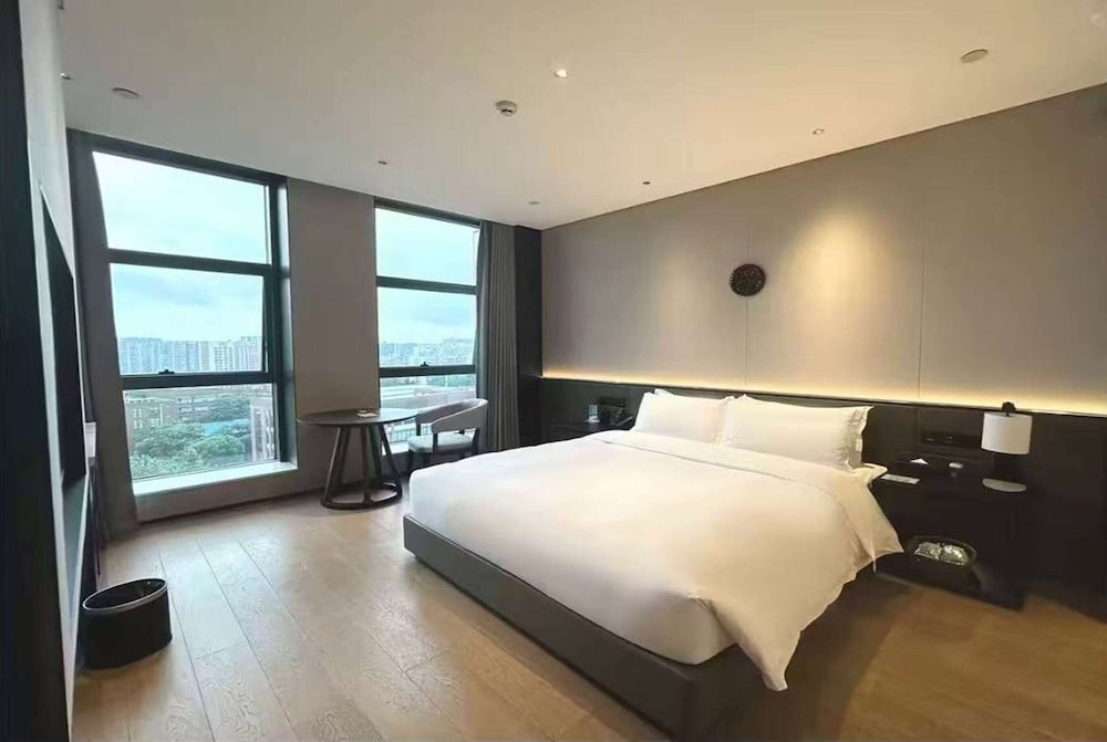 ROOM, KING BED