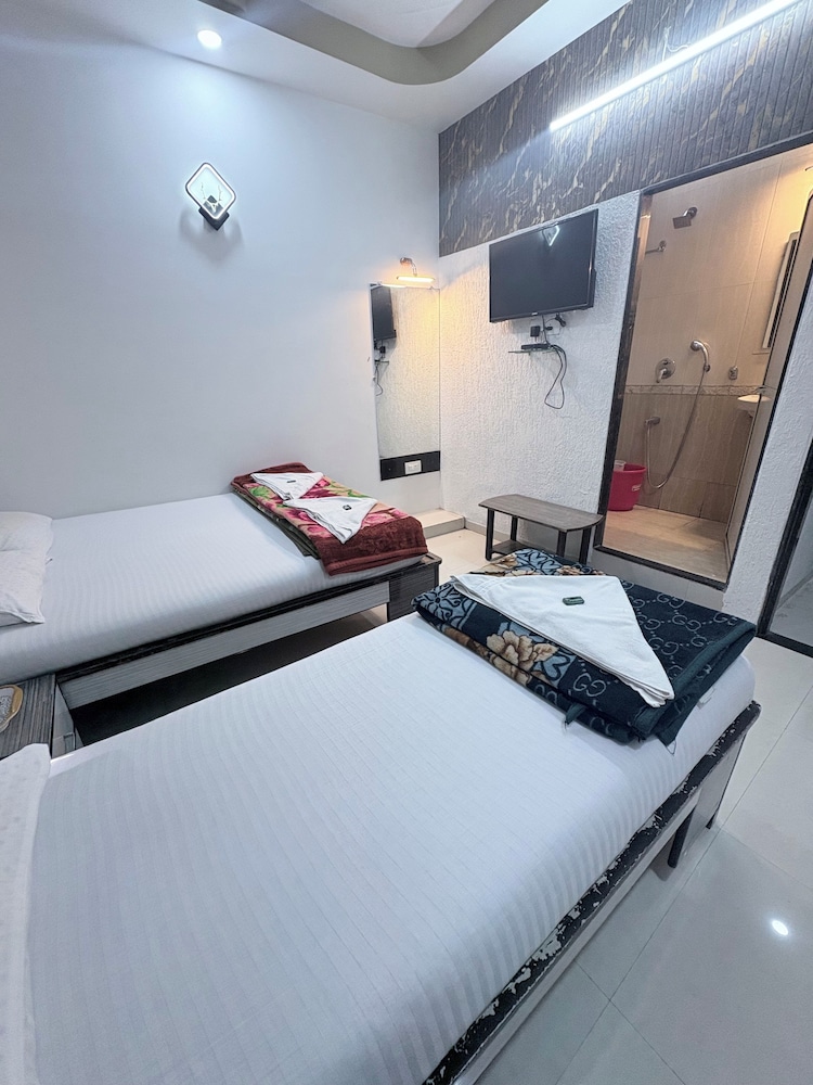 Hotel Broadway Colaba Mumbai 10/50