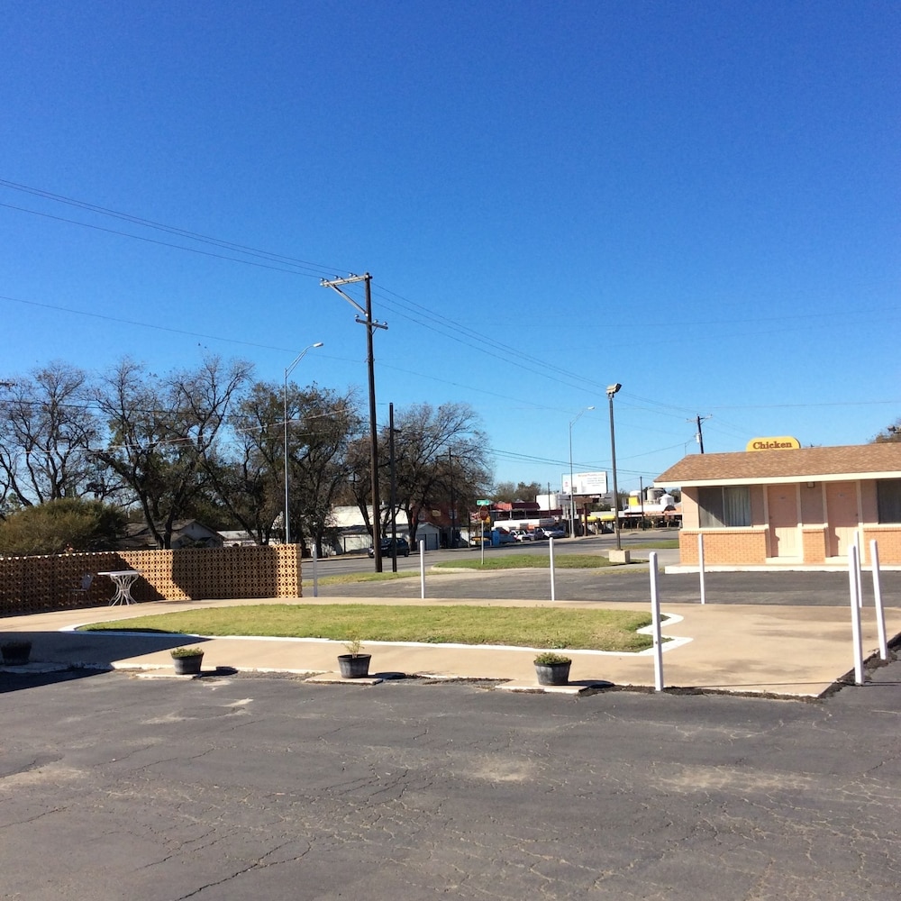Regency Inn Comanche 24/36
