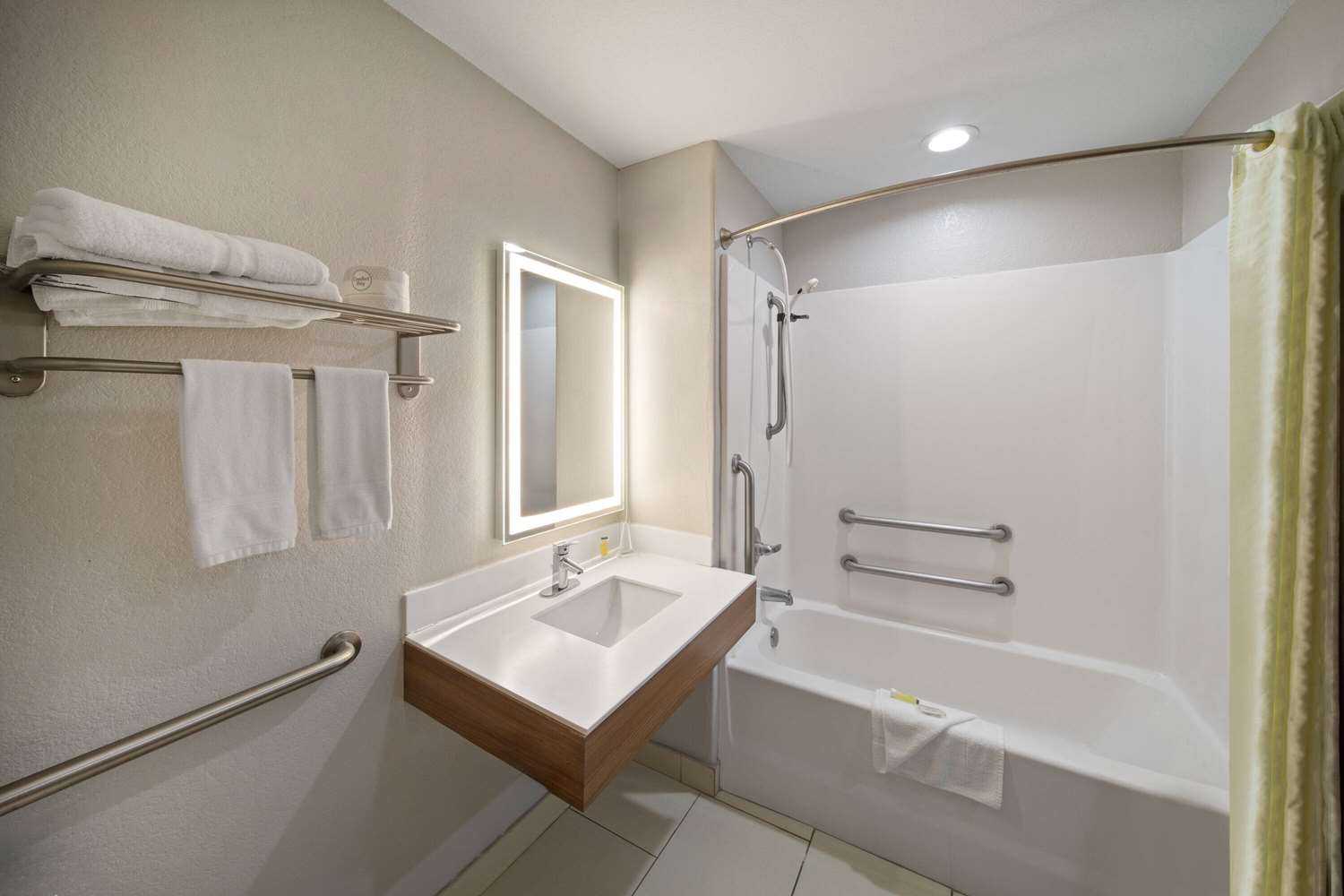 Microtel Inn and Suites By Wyndham Buda 36/40
