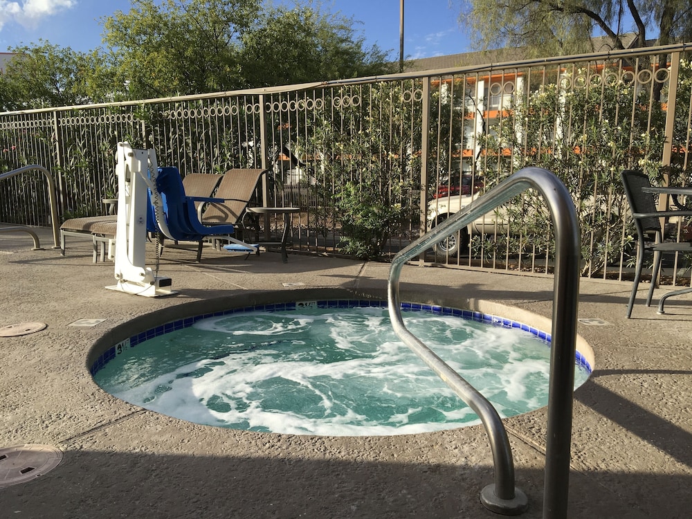 Comfort Inn & Suites Near Kino Sports Complex 41/58