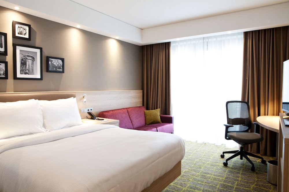 CONNECTING, FAMILY, QUEEN BED