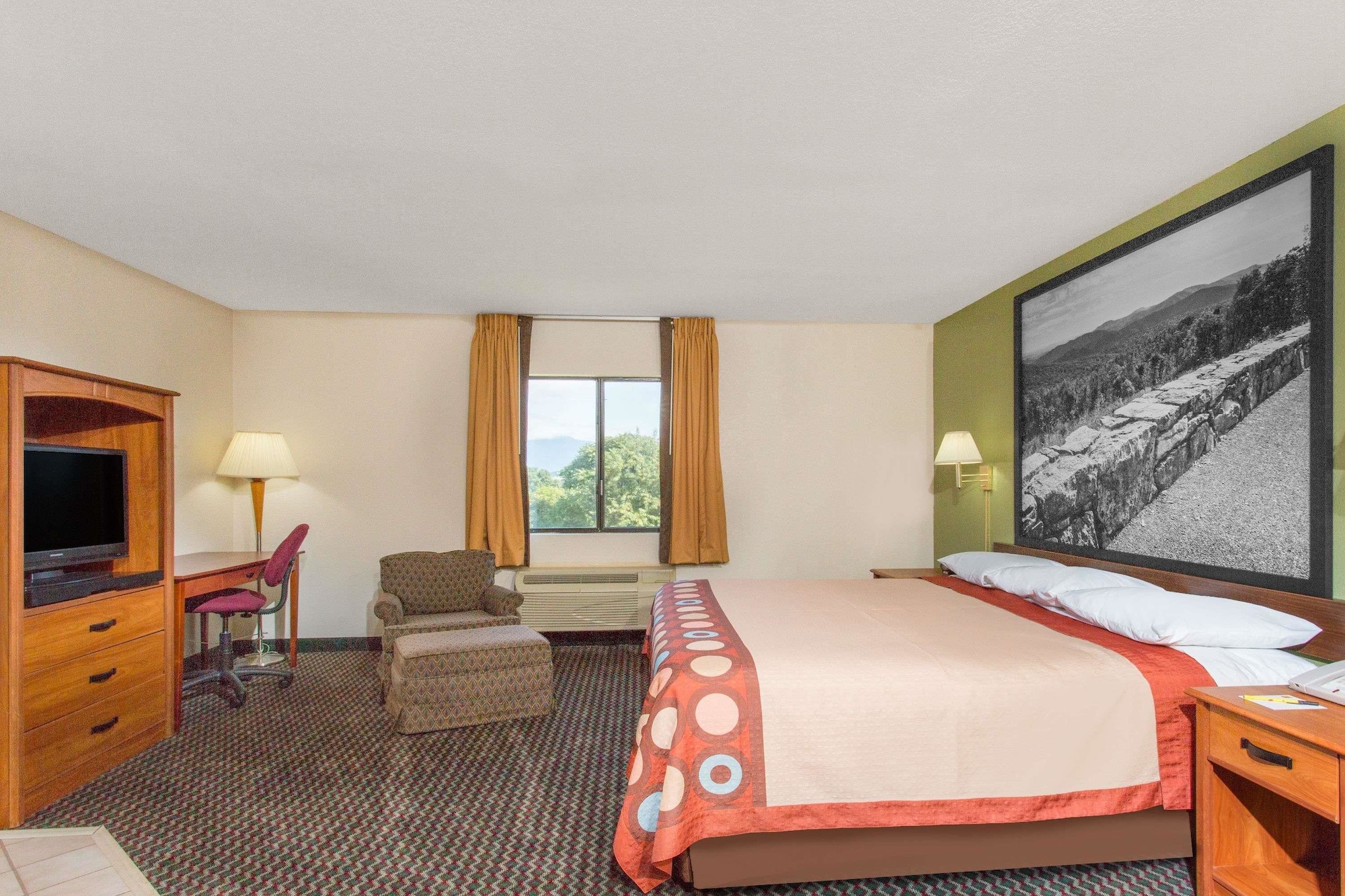 Upgrade, Suite, King Bed, Super 8 By Wyndham Bedford 4/8