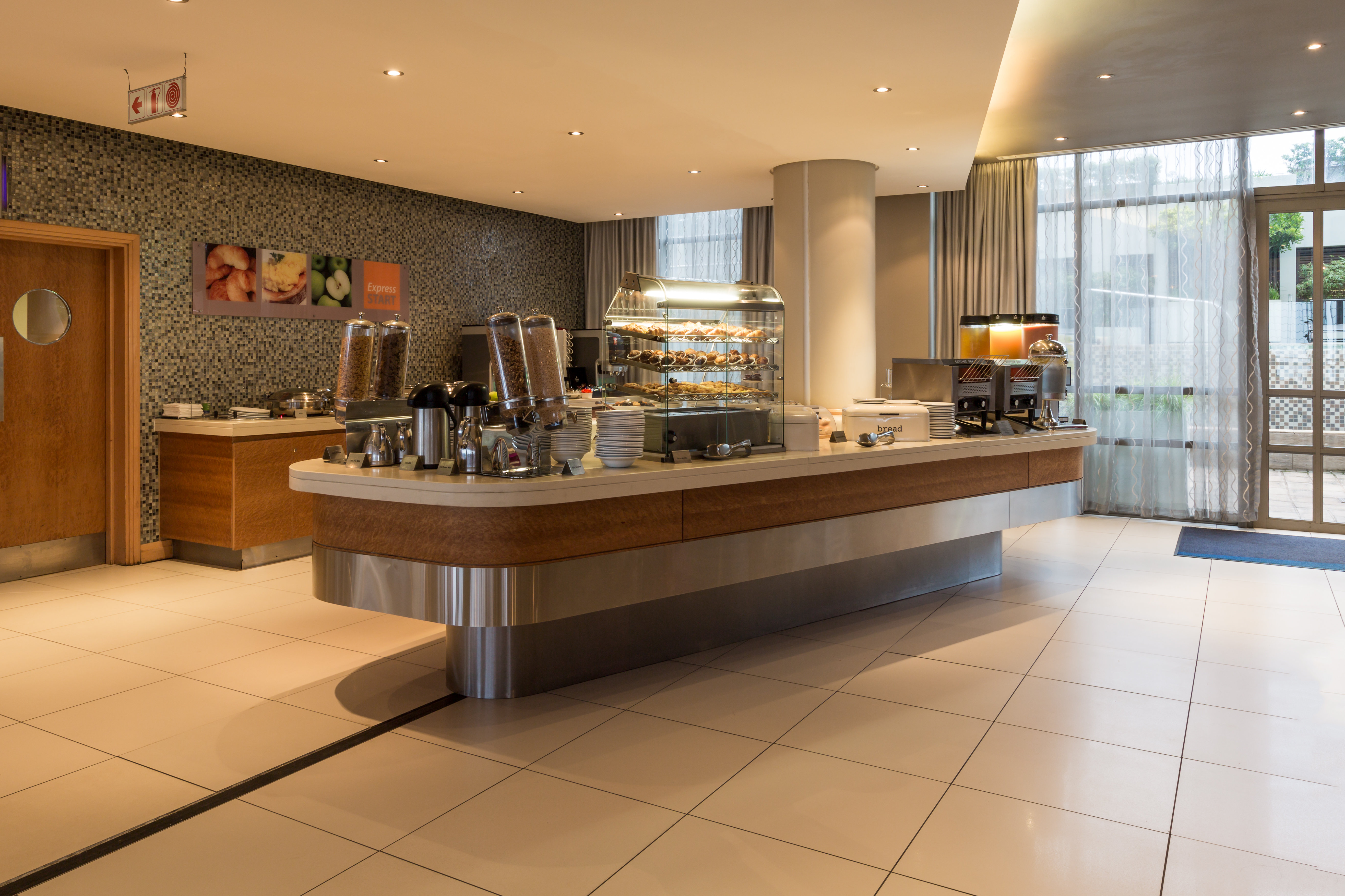HOLIDAY INN EXPRESS DURBAN - UMHLANGA 20/83