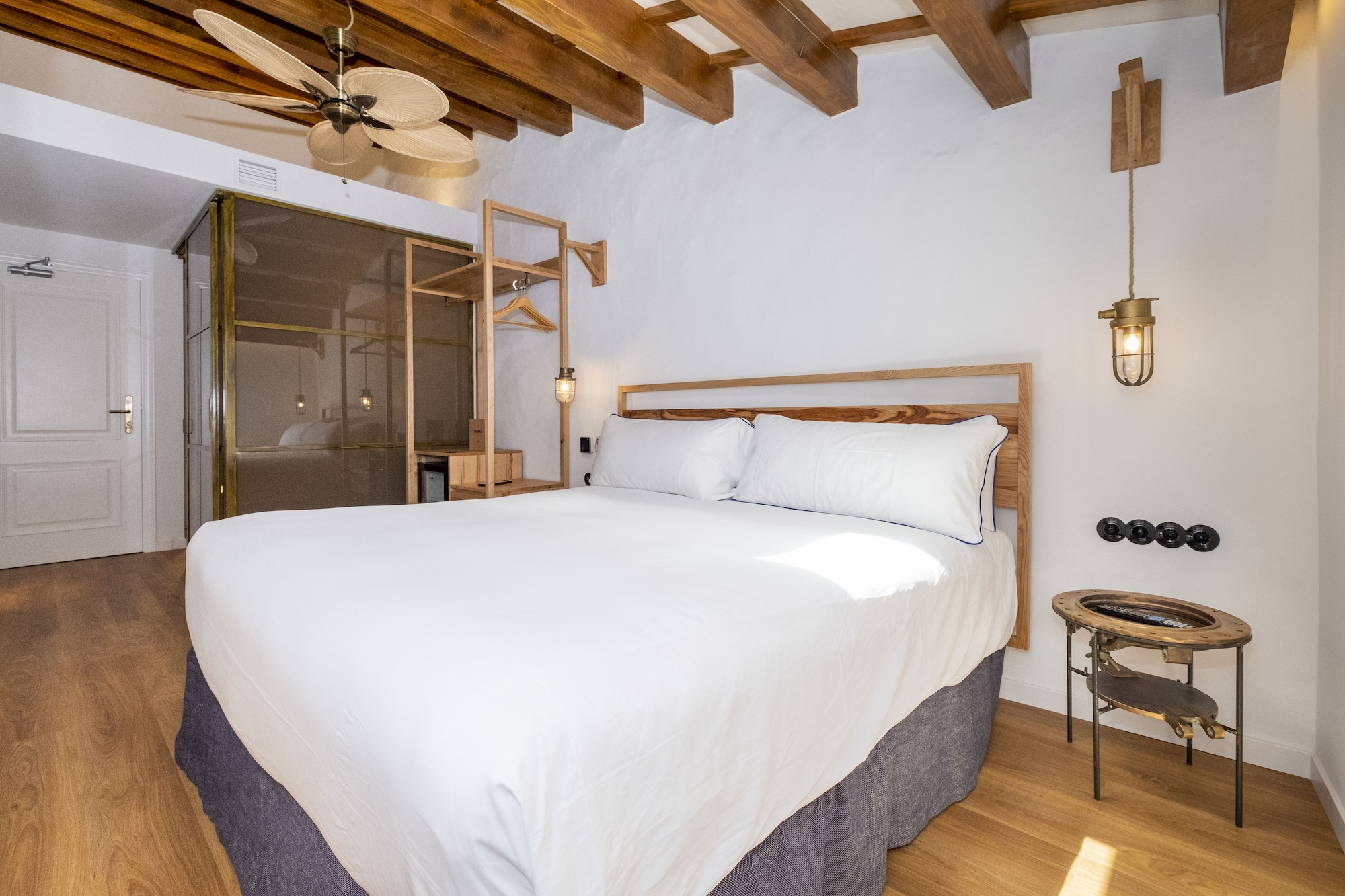 ROOM, DOUBLE BED