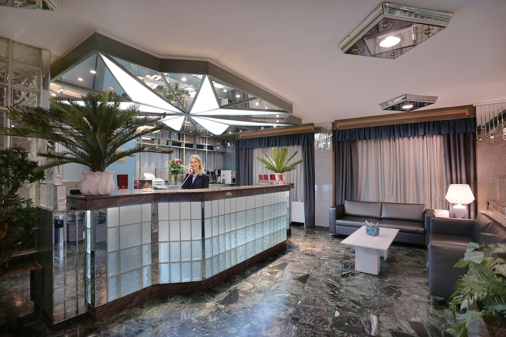 Xenophon Hotel 7/77