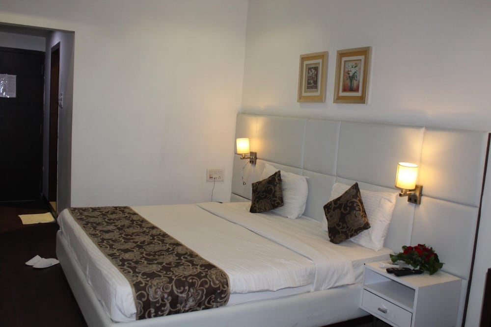 THE MANOR HOTEL 14/49